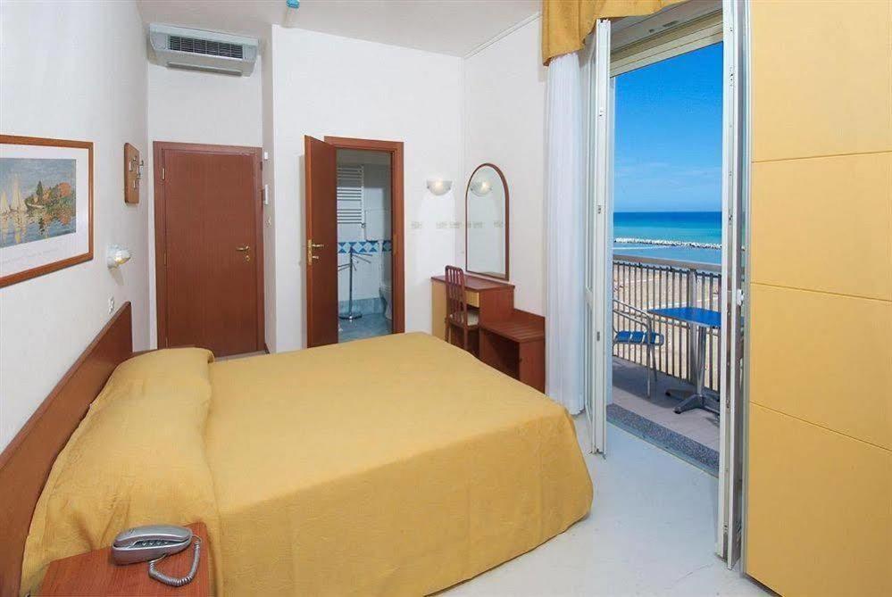 Hotel Carnaby Rimini Exterior photo